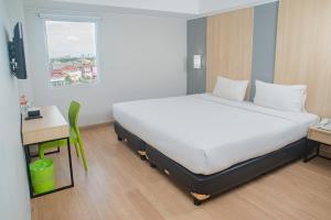 Letto o letti in una camera di Hotel Citradream Bintaro