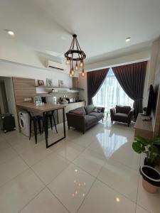 Il comprend une cuisine et un salon avec une table et des chaises. dans l'établissement 2Bedroom Sutera Avenue Kota Kinabalu by Twen8ty Homestay, à Kota Kinabalu