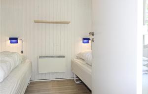 Postel nebo postele na pokoji v ubytování Cozy Home In Aakirkeby With Wifi