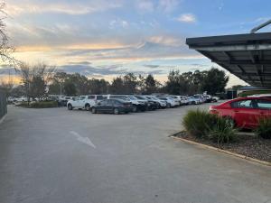 een parkeerplaats met een stel auto's geparkeerd bij International Hotel Wagga Wagga in Wagga Wagga