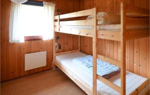 Anholtにある3 Bedroom Pet Friendly Home In Anholtの二段ベッド2組が備わるキャビン内の二段ベッド1台分です。