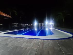 una piscina vacía por la noche con luces en Estupenda casa campestre para tu familia y amigos! en Villavicencio