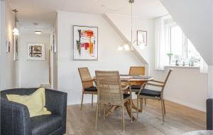 - une salle à manger avec une table et des chaises dans l'établissement Awesome Apartment In Gudhjem With House Sea View, à Gudhjem