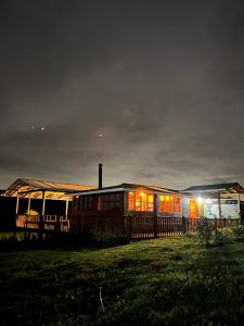 um edifício à noite com as luzes acesas em ReverdeSer Glamping em Tabio