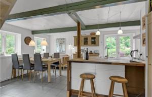 Η κουζίνα ή μικρή κουζίνα στο Beautiful Home In Aabenraa With Wifi