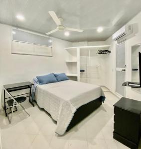 1 dormitorio con 1 cama y ventilador de techo en Hostal La Princesa, en Cartagena de Indias