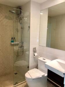 La salle de bains est pourvue d'une douche, de toilettes et d'un lavabo. dans l'établissement Maysa Condo By Saensook, à Hua Hin