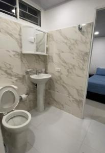 カルタヘナ・デ・インディアスにあるHostal La Princesaのバスルーム(トイレ、洗面台付)