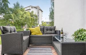 eine Terrasse mit Korbmöbeln und einem Glastisch in der Unterkunft Stunning Home In Helsingr With Wifi in Helsingør