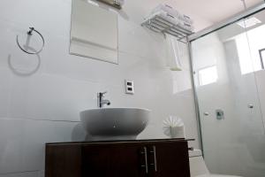 La salle de bains est pourvue d'un lavabo et d'une douche. dans l'établissement HOTEL MISION 11, à Tijuana