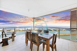 ein Esszimmer mit Meerblick in der Unterkunft ZEN POINT PENTHOUSE 3-BR Executive W/front Retreat in Darwin