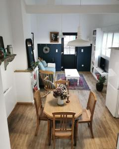 kuchnia i salon ze stołem i krzesłami w obiekcie Hydrangea Cottage Arras w mieście Saint-Laurent-Blangy