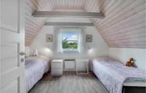 1 dormitorio con 2 camas y ventana en Stunning Home In Lemvig With House Sea View en Lemvig