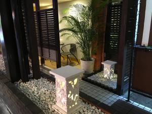 un porche con dos luces y una planta en Hotel Park Hill en Sasebo