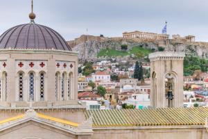 un edificio con una cúpula en la cima de una ciudad en AboV Athens en Athens