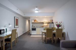 - une cuisine et une salle à manger avec une table et des chaises dans l'établissement ZEN CITY & SEA Executive 1-BR Suite in Darwin CBD, à Darwin