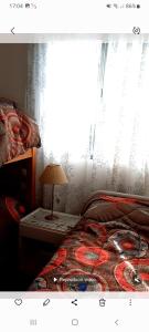 1 dormitorio con cama y ventana en Turismo en san Rafael Mendoza en San Rafael
