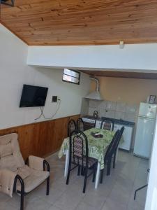 聖拉斐爾的住宿－Turismo en san Rafael Mendoza，一间带桌椅和电视的用餐室