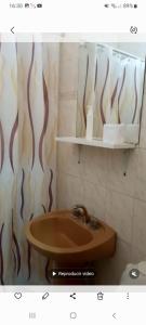 baño con lavabo y cortina de ducha en Turismo en san Rafael Mendoza en San Rafael