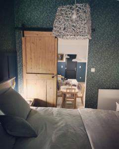 Postel nebo postele na pokoji v ubytování Hydrangea Cottage Arras