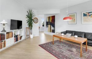Posezení v ubytování Nice Apartment In Svaneke With Kitchen