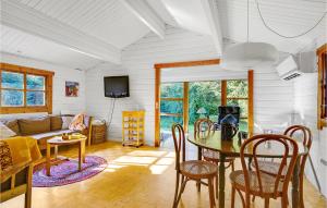 ein Wohnzimmer mit einem Tisch, Stühlen und einem Sofa in der Unterkunft Gorgeous Home In Hadsund With Wifi in Hadsund