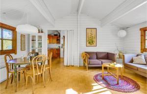 ein Wohnzimmer mit einem Tisch und einem Sofa in der Unterkunft Gorgeous Home In Hadsund With Wifi in Hadsund