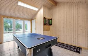 Stolní tenis v ubytování Amazing Home In lbk With Sauna nebo okolí