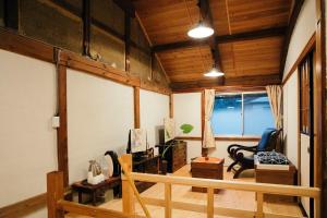 ein Wohnzimmer mit Holzwänden und Holzdecken in der Unterkunft Tabinoya / Vacation STAY 17823 in Kakegawa