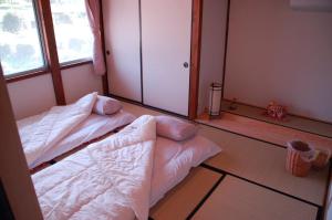 um quarto com duas camas num quarto em Tabinoya / Vacation STAY 17823 em Kakegawa