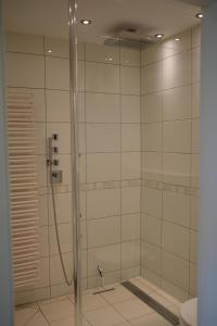 y baño con ducha y puerta de cristal. en Ruhiges Haus mit privatem Garten, en Halstenbek