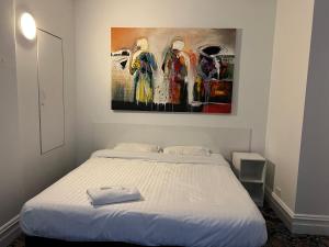 ein Schlafzimmer mit einem Bett und einem Wandgemälde in der Unterkunft Akara Perth in Perth