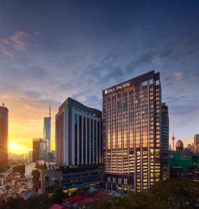 Pan Pacific Serviced Suites Kuala Lumpur في كوالالمبور: مبنى مكتوب عليه فندق لوس انجليس