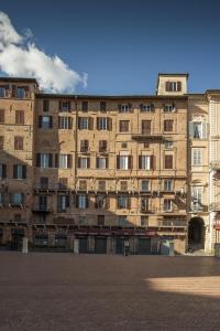 シエナにあるPalazzo Lenziの建物前の大きなレンガ造り