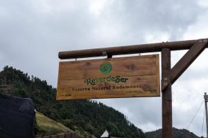 um sinal para uma estrada terapêutica numa montanha em ReverdeSer Glamping em Tabio