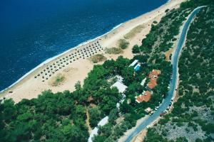 z powietrza widok na wyspę w oceanie w obiekcie Golden Sand w mieście Marathokampos +9 zdjęć