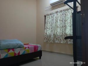 Ένα ή περισσότερα κρεβάτια σε δωμάτιο στο Homestay Muslim Mazalah +3 φωτογραφίες