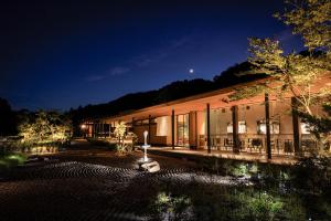 Naoshima Ryokan Roka外面的花园