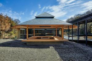 einen Pavillon mit einem Dach auf einem Gebäude in der Unterkunft Naoshima Ryokan Roka in Naoshima