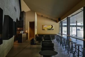 een bar met stoelen en tafels in een kamer bij Naoshima Ryokan Roka in Naoshima