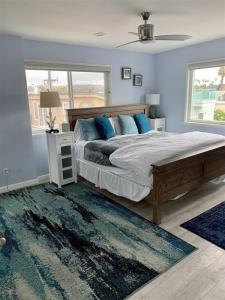 1 dormitorio con 1 cama grande y paredes azules en 120-oceanfront Penthouse 5, en San Diego
