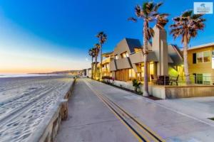 una calle con palmeras y casas en la playa en 120-oceanfront Penthouse 5, en San Diego