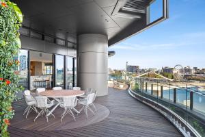 - Balcón con mesa y sillas en un edificio en CASSA ONE - Luxury Apartments Managed by The Cassa en Brisbane