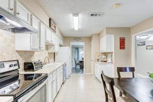 Fotografie z fotogalerie ubytování Cheerful 3-bedroom home with indoor fireplace v destinaci Houston