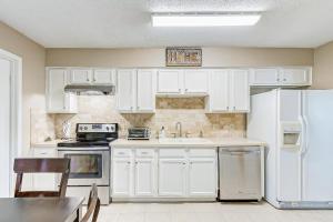 Fotografie z fotogalerie ubytování Cheerful 3-bedroom home with indoor fireplace v destinaci Houston