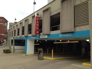 HostWise Stays - Free Garage Parking, Gym, City Views! في بيتسبرغ: مدخل لمبنى فيه مواقف سيارات