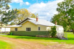 una casa con una casa verde e bianca di Fairbridge Village a Pinjarra