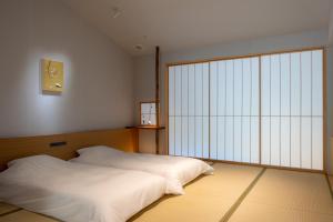 Naoshima Ryokan Roka客房内的一张或多张床位