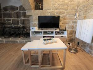 a coffee table in a living room with a tv at Combrit Sainte-Marine: T2 duplex rénové avec jardin privé et vue sur port - FR-1-481-91 in Combrit