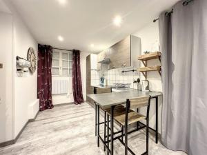 kuchnia z drewnianym stołem w pokoju w obiekcie Dream Loft jacuzzi - sauna w mieście Brest